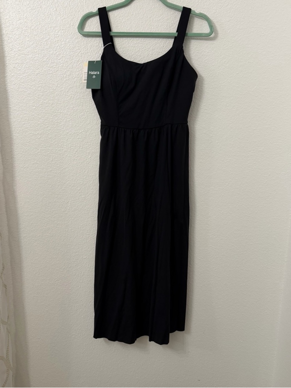 HALARA Black Sleeveless Midi Dress with pockets